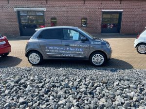 Mehr über den Artikel erfahren Frische Fahrzeug Beklebung für unsere zwei meistverkauften Elektroflitzer in Vehlen!