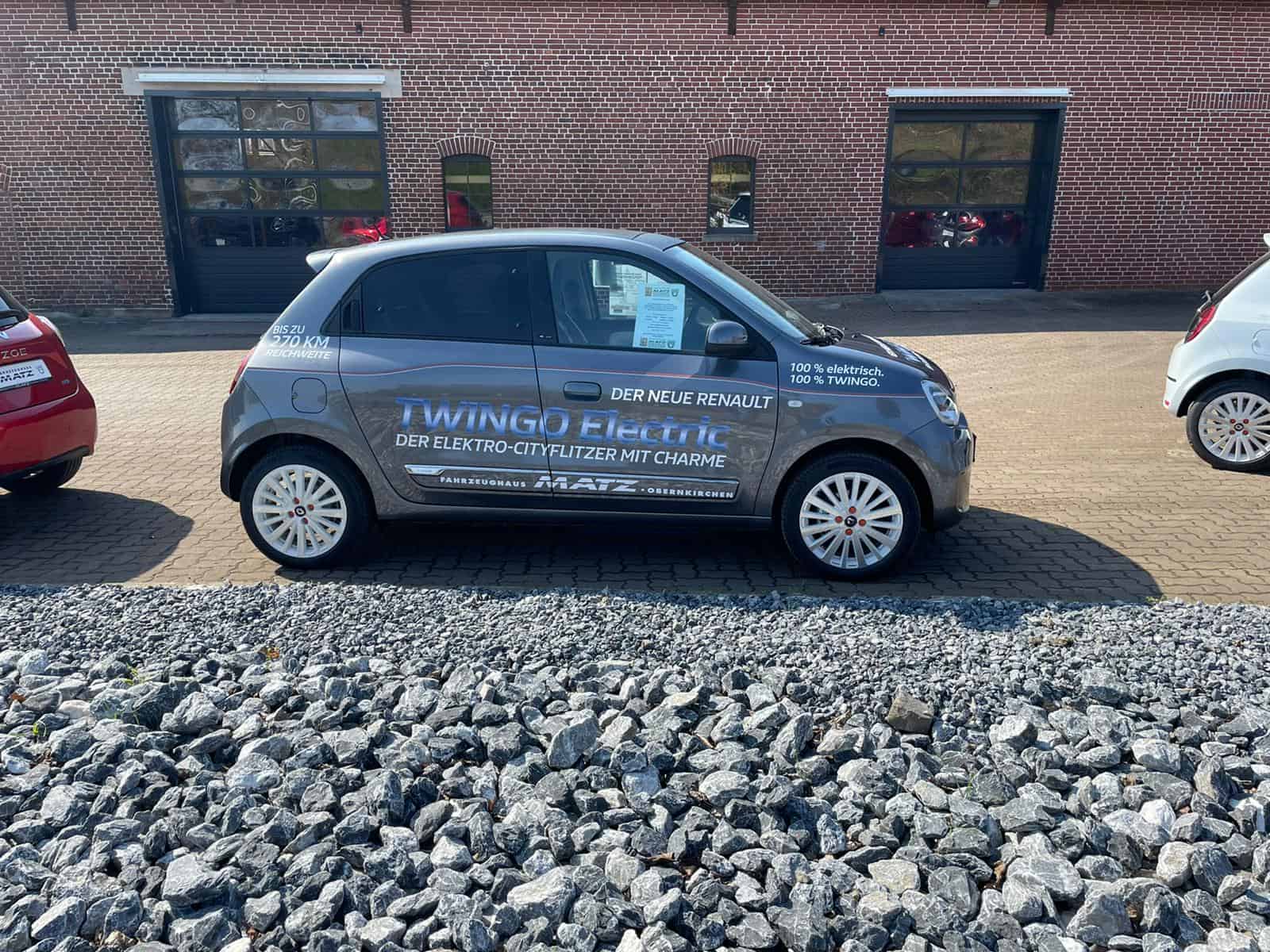 Mehr über den Artikel erfahren Frische Fahrzeug Beklebung für unsere zwei meistverkauften Elektroflitzer in Vehlen!